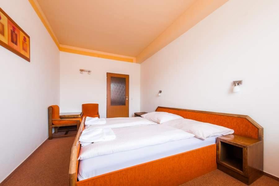 Hotel Vsacan Vsetín Стая снимка