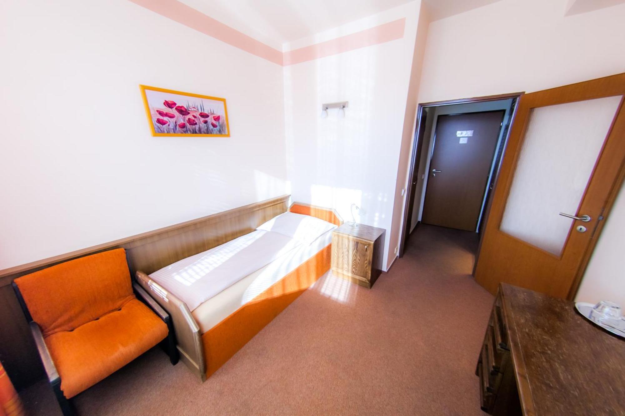 Hotel Vsacan Vsetín Екстериор снимка